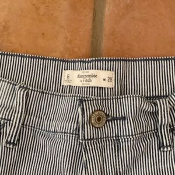 NWOT A&F Women's Pinstripe Faded Mid-Rise Shorts - Picture 2 of 3